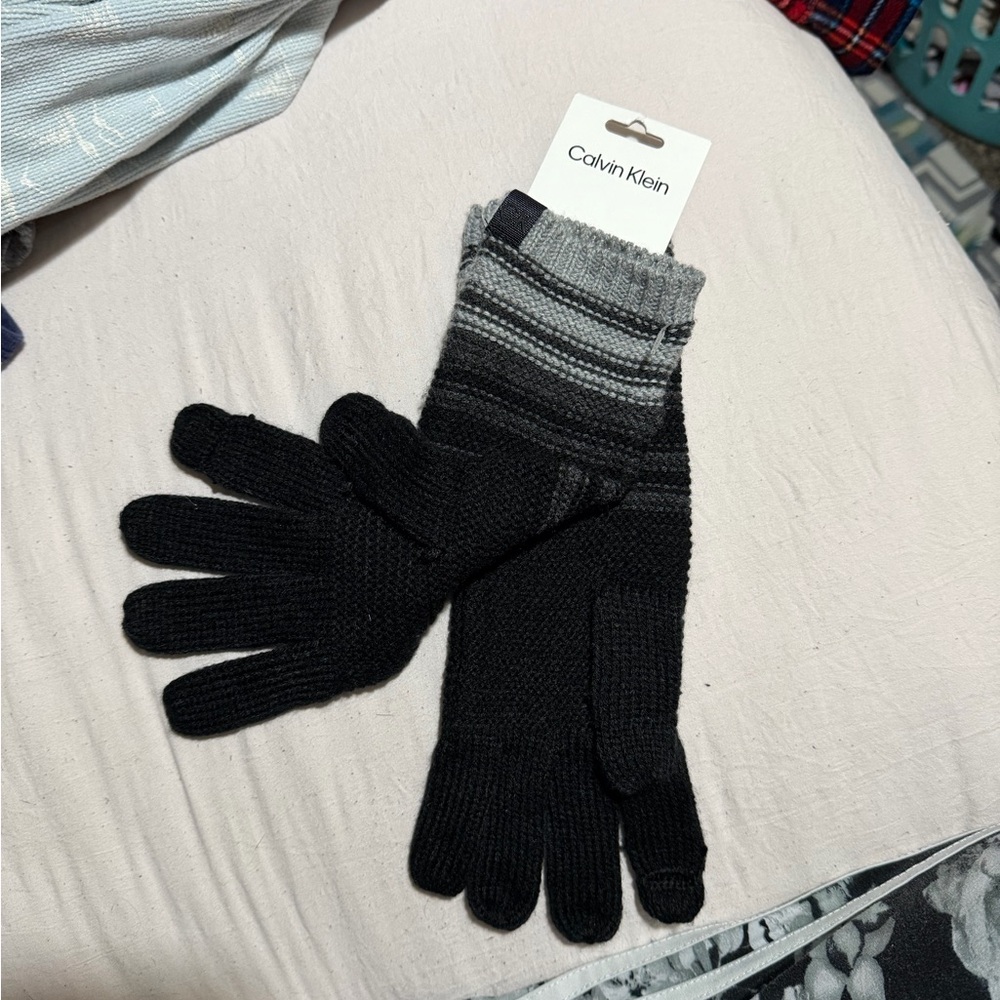 ❣️❄️Calvin Klein Women's Striped Black and Gray Gloves